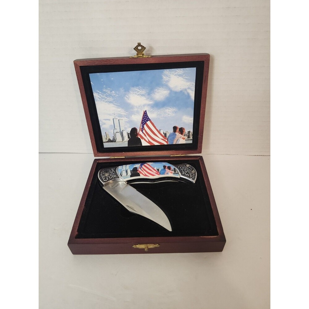 9-11 Collectible Knife Honoring Nations Heroes Twin Towers Wood Case